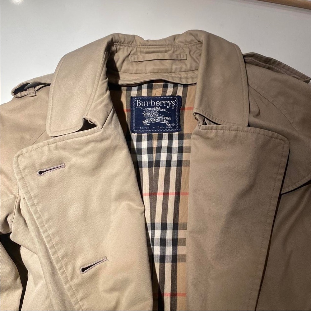 AUTHENTIC BURBERRY TRENCHCOAT
